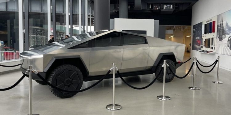 2023 Tesla akan Luncurkan Cybertruck, Semi dan Roadster