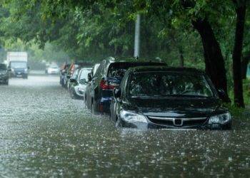 5 Hal Yang Wajib Dilakukan Jika Mobil Terendam Banjir