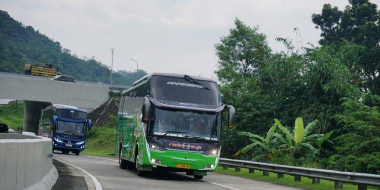 5 Trik Atasi Mual Saat Naik Bus