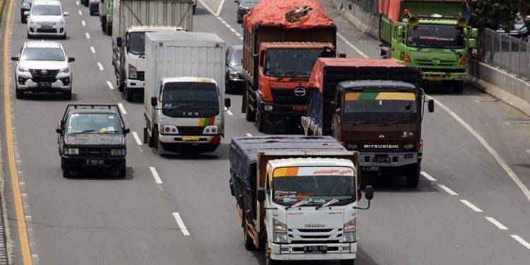 Agar Hemat Solar Saat Mengantar Barang, 6 Cara Ini Bisa Diikuti Pengemudi Truk