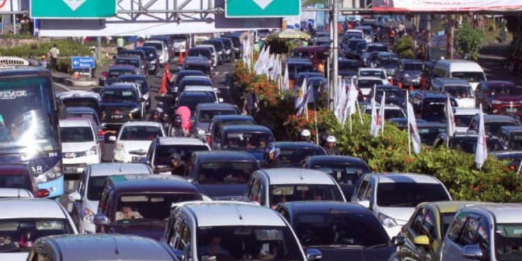 Arus Lalin Padat, Polisi Berlakukan One Way Menuju Puncak