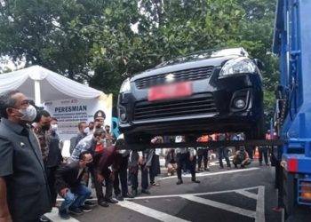 Berantas Parkir Liar, Pemkot Bandung Kini Punya Mobil Derek Hidrolik Pertama di Indonesia