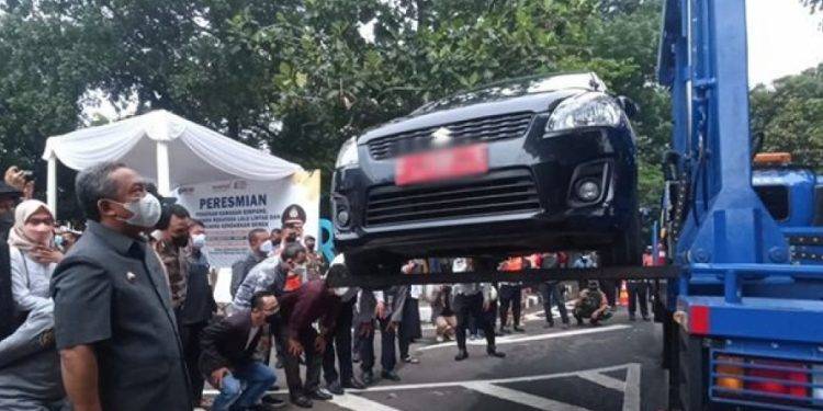 Berantas Parkir Liar, Pemkot Bandung Kini Punya Mobil Derek Hidrolik Pertama di Indonesia