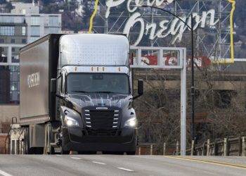 Bisa Tempuh Jarak 370 Km, Truk Listrik Freightliner eCascadia Siap Wara-wiri di AS
