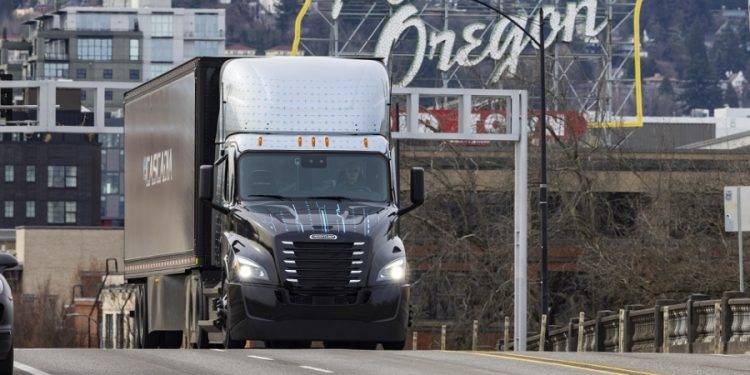 Bisa Tempuh Jarak 370 Km, Truk Listrik Freightliner eCascadia Siap Wara-wiri di AS