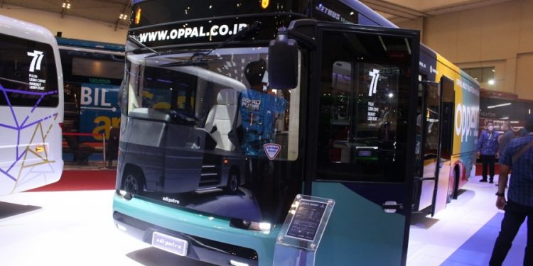 Bus ‘Podcast’ Buatan Adi Putro Jadi Magnet Pengunjung GIIAS 2022