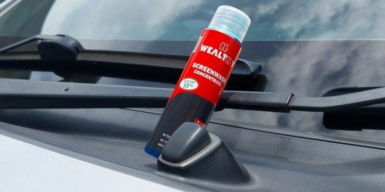 Cairan Wiper Dari Wealthy Ini Jadi Solusi Sempurna Bagi Kaca Mobil