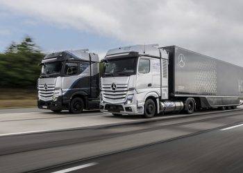 Cara Aman Mengendarai Truk dan Bus Saat Hujan