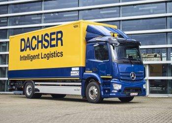 Daimler Serahkan Seri Produksi Pertama Truk Listrik eActros 300 Kepada Dascher