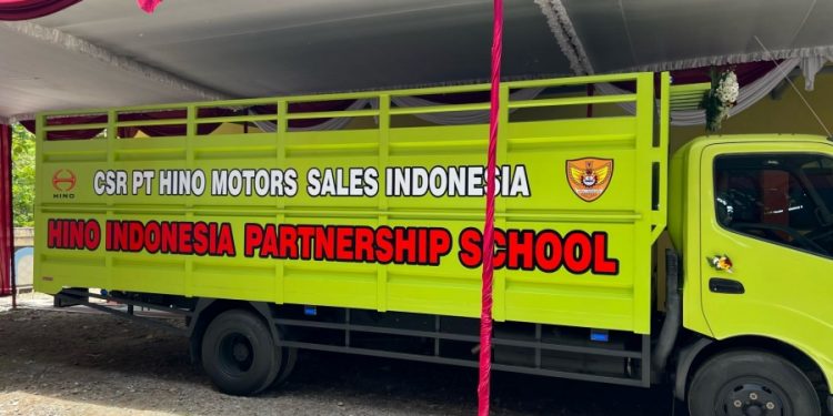 Digunakan Untuk Praktek, Hino Serahkan 2 Unit Dutro ke Sekolah Kejuruan