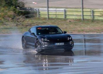 Drifting Non-stop 42 km, Porsche Taycan Catat Rekor Dunia