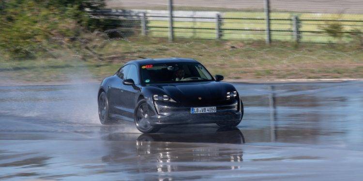 Drifting Non-stop 42 km, Porsche Taycan Catat Rekor Dunia