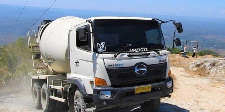 Duel Truk Super Mixer Fuso FJ 2528 vs Hino Ranger FM 285 JM, Siapa Lebih Tangguh?