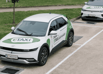 eTaxi Austria Lakukan Uji Coba Pengisian Daya Mobil Taksi Listrik di Pangkalan