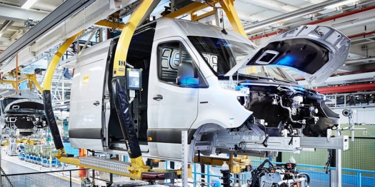 Gandeng Rivian, Mercedes-Benz Percepat Produksi Van Listrik