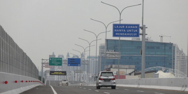 Gantry Tol Nirsentuh Terpasang di Jalan Tol Jagorawi, BPJT Lakukan Penyempurnaan