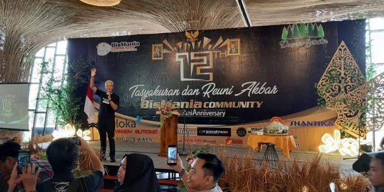 Gubernur Ganjar ‘Nimbrung’ Bareng Pecinta Bus di HUT BMC ke-12