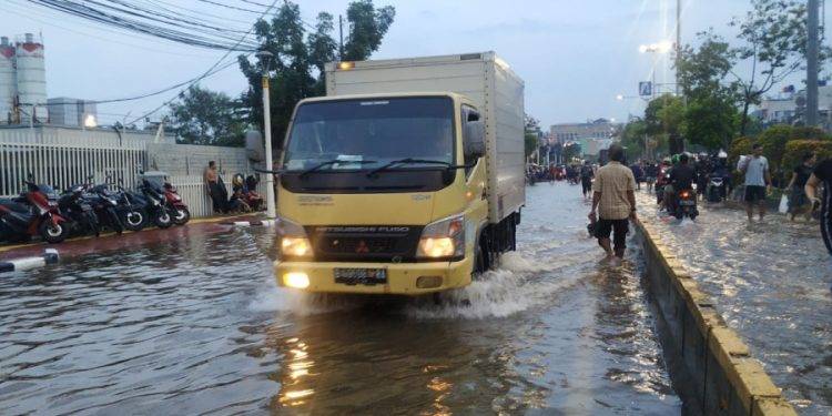 Hankook Bagi Tips Menjaga Ban Agar Aman Berkendara Saat Banjir