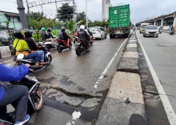 Hati-hati, Banyak Jalan Berlubang Pasca Banjir di Jakarta