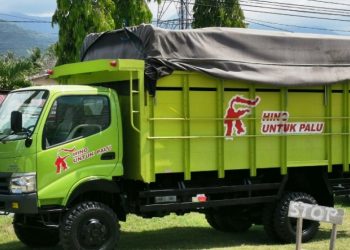 Hino Donasikan Dutro 4X4 untuk Pemulihan Masyarakat Korban Bencana Alam di Sigi