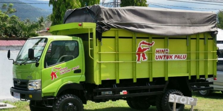 Hino Donasikan Dutro 4X4 untuk Pemulihan Masyarakat Korban Bencana Alam di Sigi