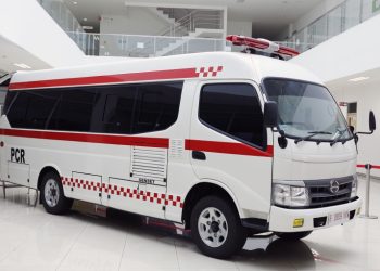 Hino Luncurkan Flexicab Microbus dengan Bodi Ambulans dan PCR Lab