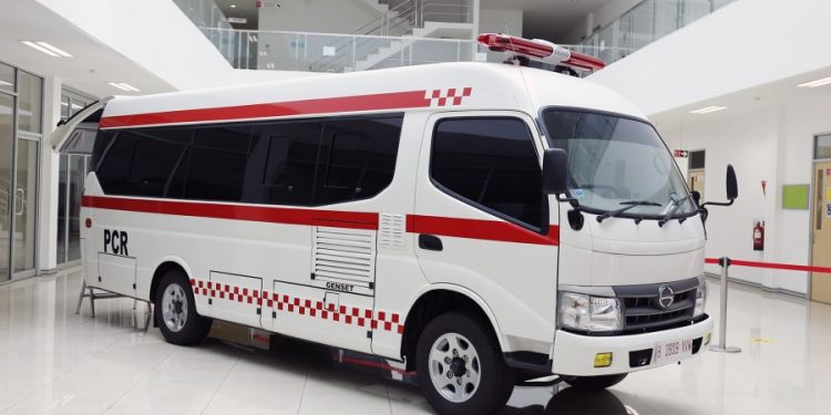 Hino Luncurkan Flexicab Microbus dengan Bodi Ambulans dan PCR Lab