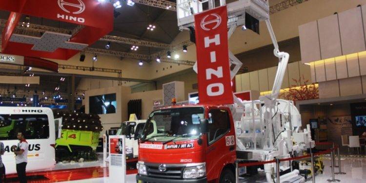 Hino Tampilkan Kendaraan Pengisi Bahan Bakar Pesawat di GIIAS 2019