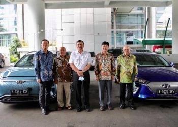 Hyundai Perlihatkan Ioniq dan Kona ke Menteri Luhut
