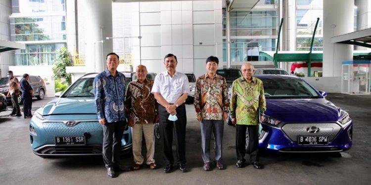 Hyundai Perlihatkan Ioniq dan Kona ke Menteri Luhut