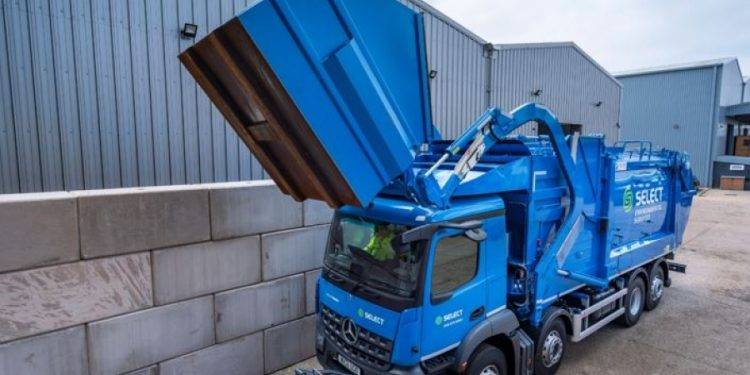 Ini Alasan Mercedes-Benz Arocs 8×2 Jadi Pilihan Perusahaan Pengelola Limbah