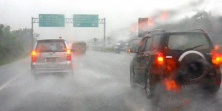Ini Bahayanya Nyalakan Lampu Hazard Saat Hujan Deras
