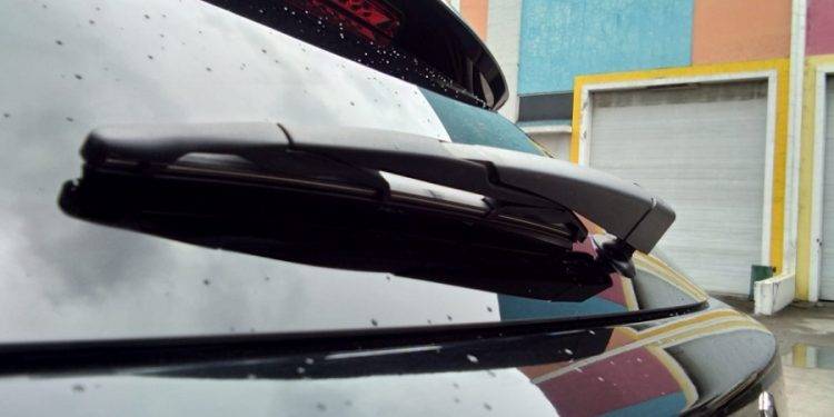 Jaga Visibilitas Berkendara, Pilih Wiper Kaca Belakang Mobil yang Berteknologi Hydrofobic 