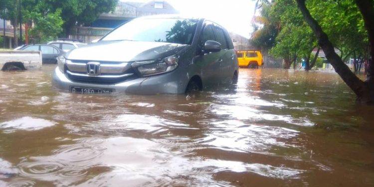Jangan Panik, Lakukan Cara Ini Jika Mobil Matic Kena Banjir