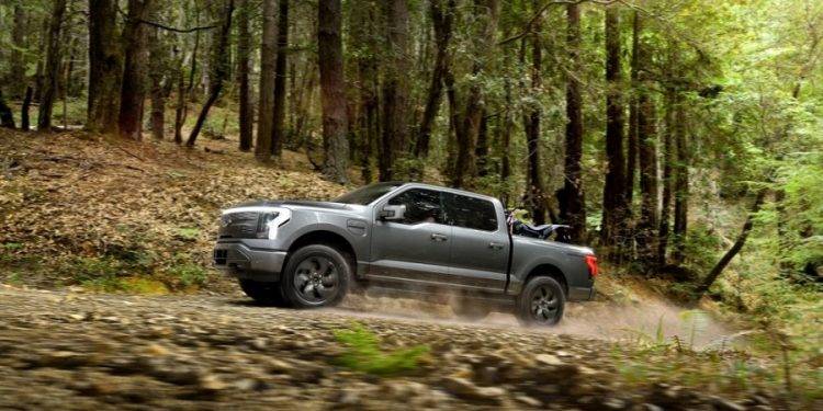 Joe Biden Terpukau Saat Memacu Pikap Listrik Ford F-150