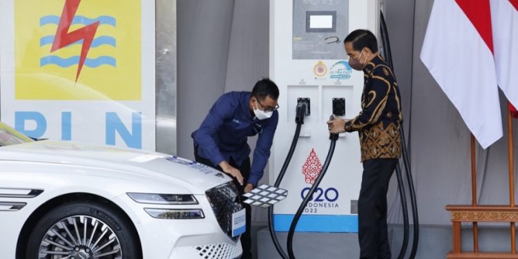 Jokowi Resmikan SPKLU Ultra Fast Charging Pertama di Indonesia