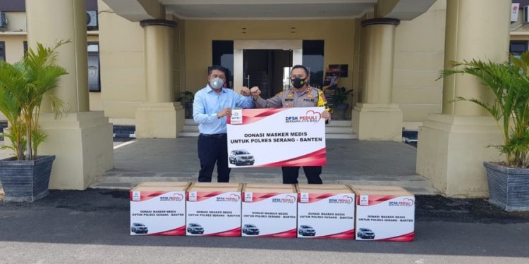 Kampanyekan 3M, DFSK Berikan 10 Ribu Masker ke Polsek Serang Banten