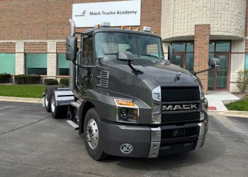 Mack Trucks Resmikan Fasilitas Pelatihan Truk Listik Baru, Lebih Luas dan Modern