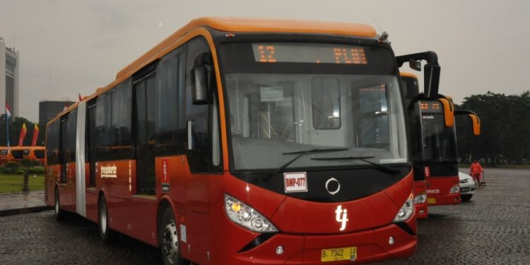 Mampu Angkut Banyak Penumpang, Begini Perjalanan Bus Gandeng di Indonesia