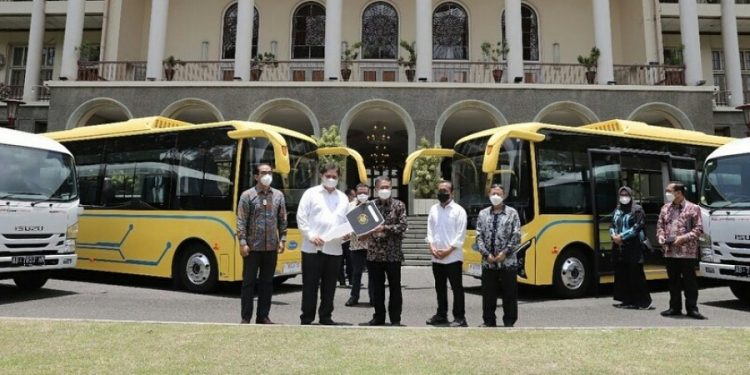 Menko Perekonomian RI Serahkan Bantuan Bus Listrik dan Microbus ke UGM