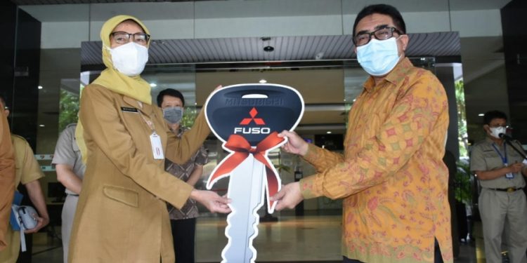 Mitsubishi Fuso Mendonasikan Espasio Kepada Pemrov DKI Jakarta untuk Membantu Penanganan Covid-19