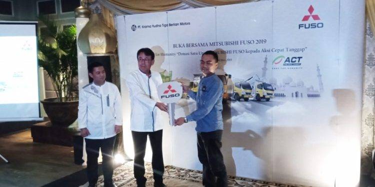 Mitsubishi Fuso Serahkan 1 Unit Truk untuk Bantuan Kemanusiaan ACT