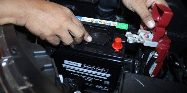 Mobil Diam di Garasi, Ini Cara Merawat Aki Biar Tetap Optimal