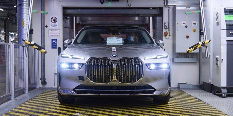 Mobil Listrik BMW i7 Masuk Jalur Produksi, Susul Eksistensi BMW iX