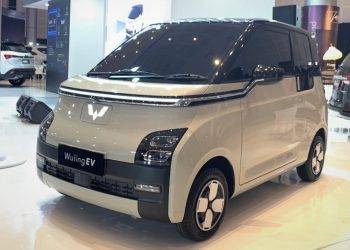 Mobil Listrik Wuling EV Mejeng di IIMS Surabaya 2022