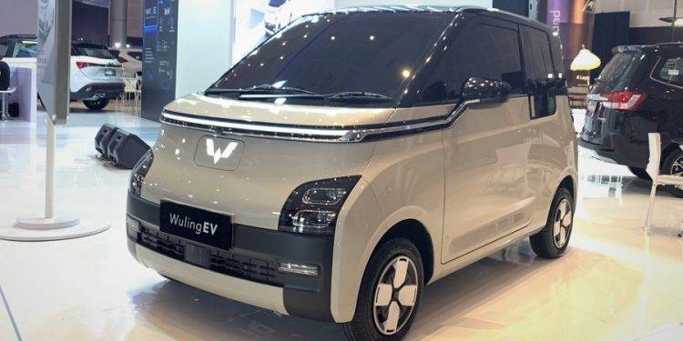 Mobil Listrik Wuling EV Mejeng di IIMS Surabaya 2022