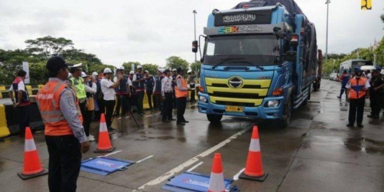 Mulai Resmi Diberlakukan, Polisi Razia Truk ODOL di Gerbang Tol Tanjung Priok