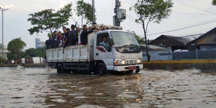 Peduli Banjir, Isuzu Sediakan Pemeriksaan Kendaraan dan Fuel Filter Gratis