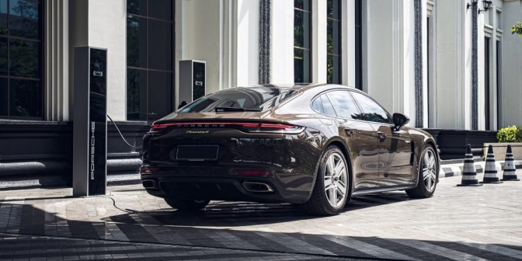 Porsche Indonesia Kenalkan Pengisian Daya Mobil Listrik Pertamanya di Kota Bandung