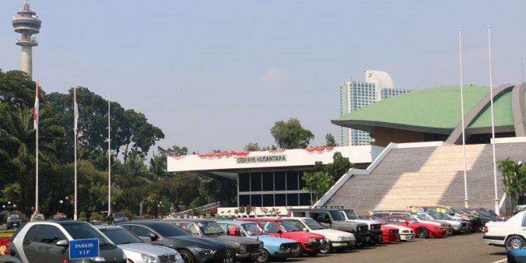 Ratusan Komunitas Sambangi Gedung DPR, Ikut Acara Pride and Nationalism